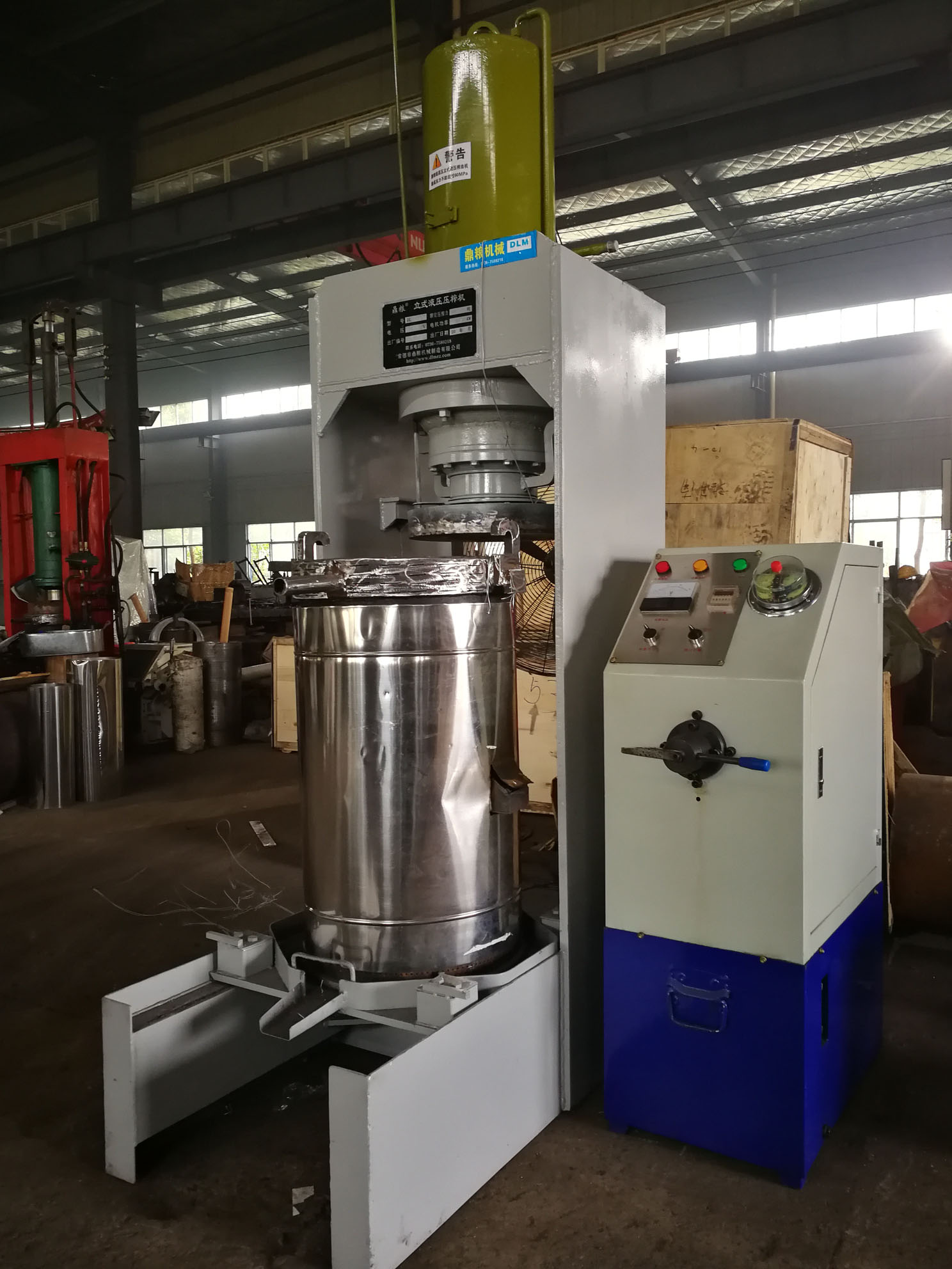 不銹鋼超高壓立式液壓壓榨機(jī)，果汁壓榨機(jī)，果渣壓榨機(jī)，藥材壓榨，油渣處理，白土壓榨